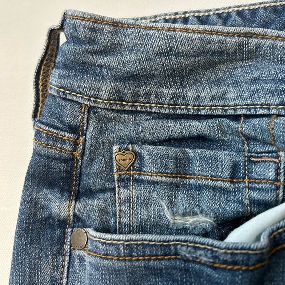 NEW Torrid 8” Inch Mid-Rise Blue Denim Shorts Size 20 Rolled Hem Distressed - Picture 3 of 12